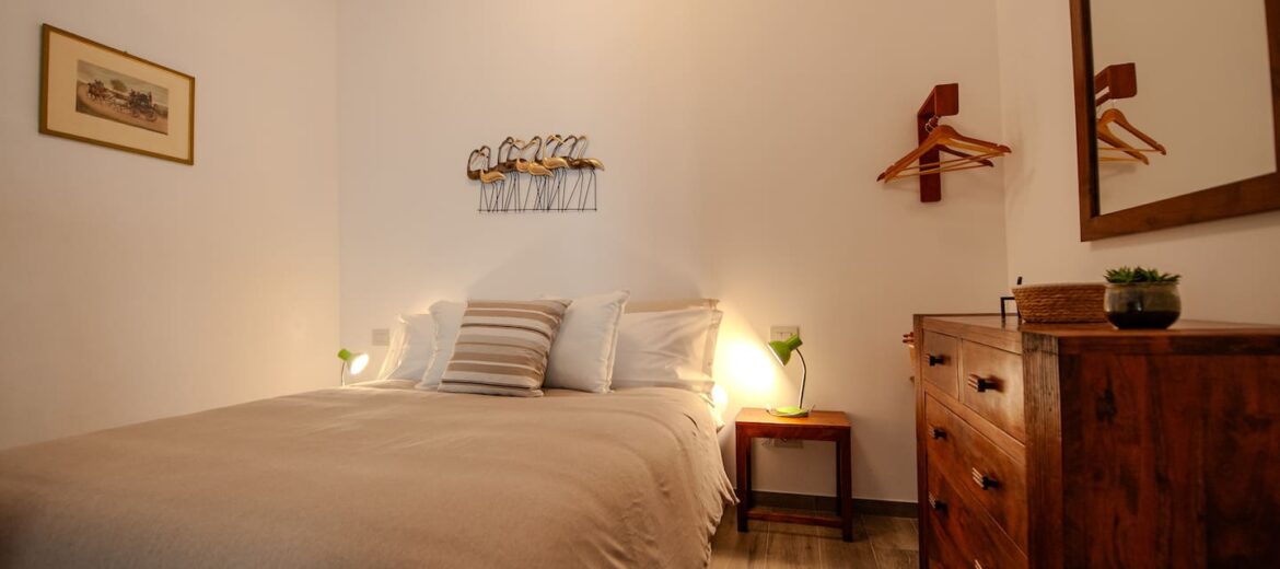 Camera da letto con cassettiera e specchio – La Cupetta, Bergamo centro storico