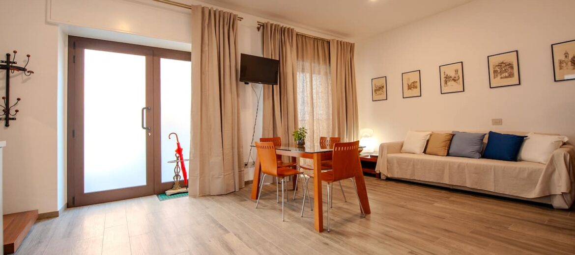 Soggiorno con tavolo da pranzo e divano letto – La Cupetta, Bergamo centro storico