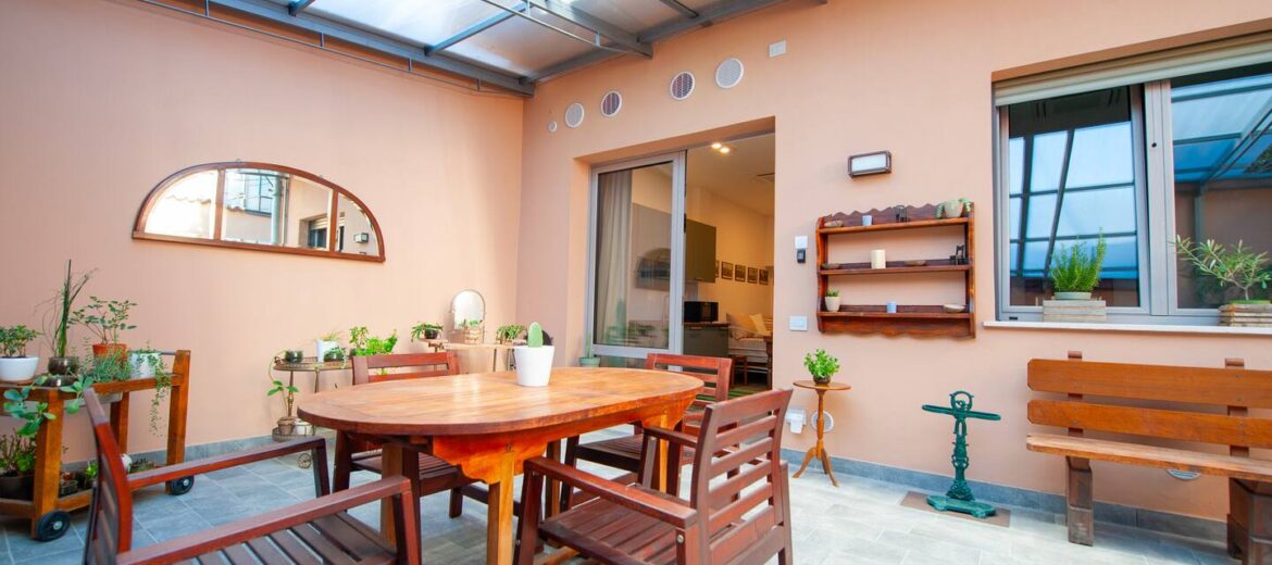 Cortile privato coperto con tavolo e panca – La Lóggiola, Bergamo centro storico