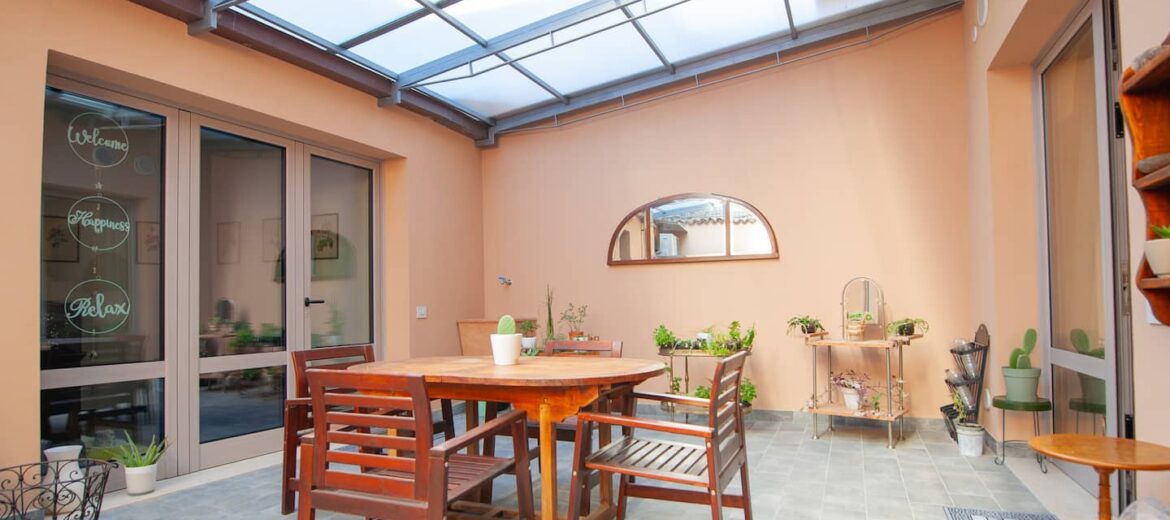 Cortile con pergolato e zona pranzo all'aperto – La Lóggiola, Bergamo centro storico