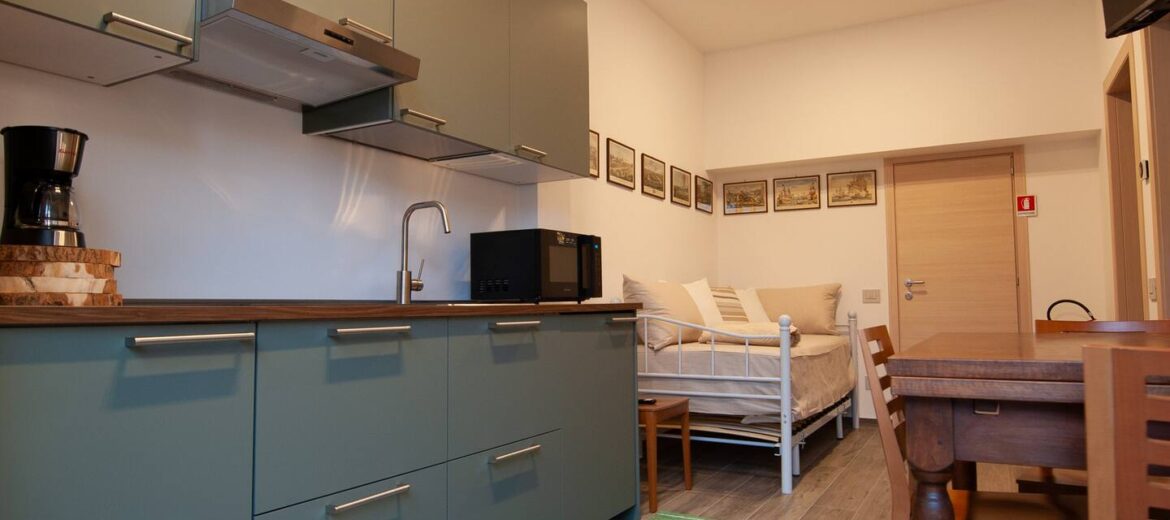 Cucina attrezzata con letti singoli in sala – La Lóggiola, Bergamo centro storico