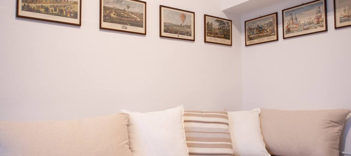 Divano in soggiorno con stampe di Bergamo – La Lóggiola, Bergamo centro storico